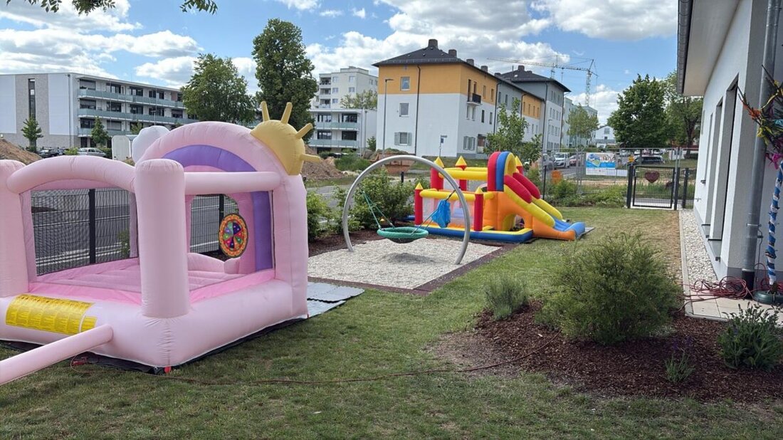 Amberg. Die Johanniter-Kinderkrippe Claudiweg feierte am 15. Mai ihren zweiten Geburtstag mit einer Kinder-Kirwa zum Thema "Krippenkinder reisen um die Welt".