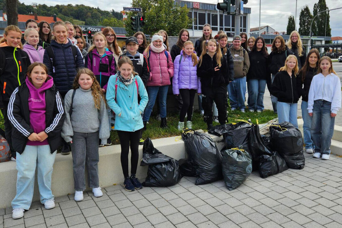 Amberg. Schülerinnen der Dr.-Johanna-Decker-Schulen sammelten erfolgreich Müll in der Innenstadt, die Abfallberatung bedankte sich mit einer Brotzeit. Die Aktion ist Teil der "Rein durch das ganze Jahr" Initiative, zu der weitere Gruppen für Müllsammelaktionen ermutigt werden.