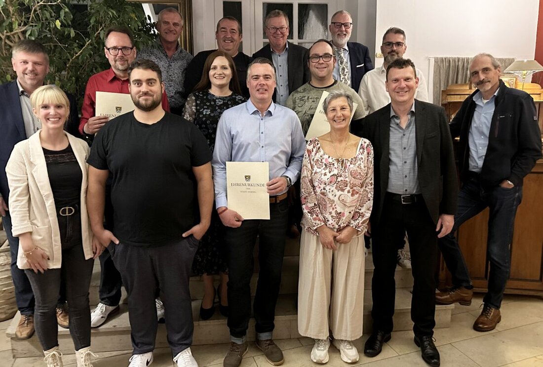 Amberg. 13 Mitarbeiter der Stadtwerke Amberg feiern ihr 10-, 20- und 40-jähriges Dienstjubiläum, unterstreichen damit ihre Bedeutung für die Daseinsvorsorge der Stadt.