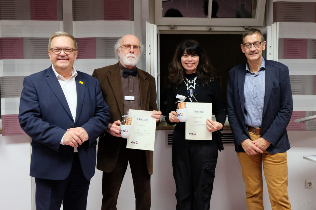 Amberg. Die Volkshochschule Amberg ehrte langjährige Dozenten für ihre Verdienste und betonte die Bedeutung von Engagement in der Erwachsenenbildung.