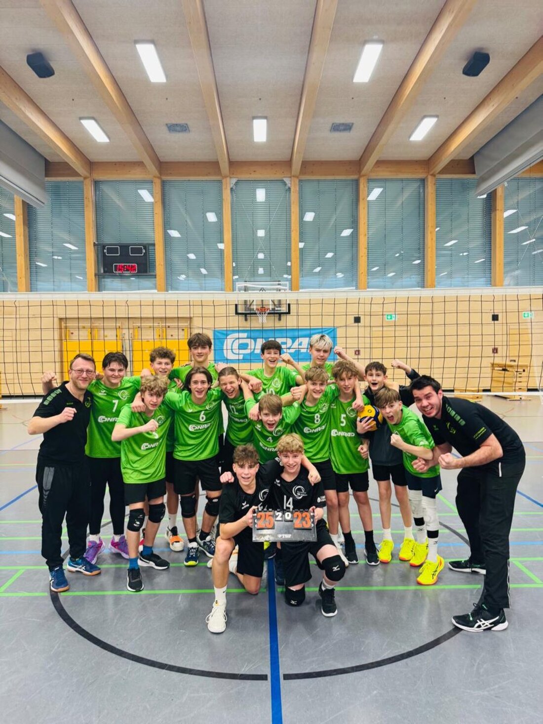 Amberg. Am vergangenen Wochenende gewannen die Amberger Volleyball-Jungs die nordbayerische Meisterschaft U16 und sicherten sich mit beeindruckenden Leistungen die Teilnahme an der Bayerischen Meisterschaft in Dachau. Auch die TB/ASV Regenstauf Mädchen wurden ungeschlagen nordbayerische Meisterinnen und qualifizierten sich für die Bayerischen Meisterschaften.