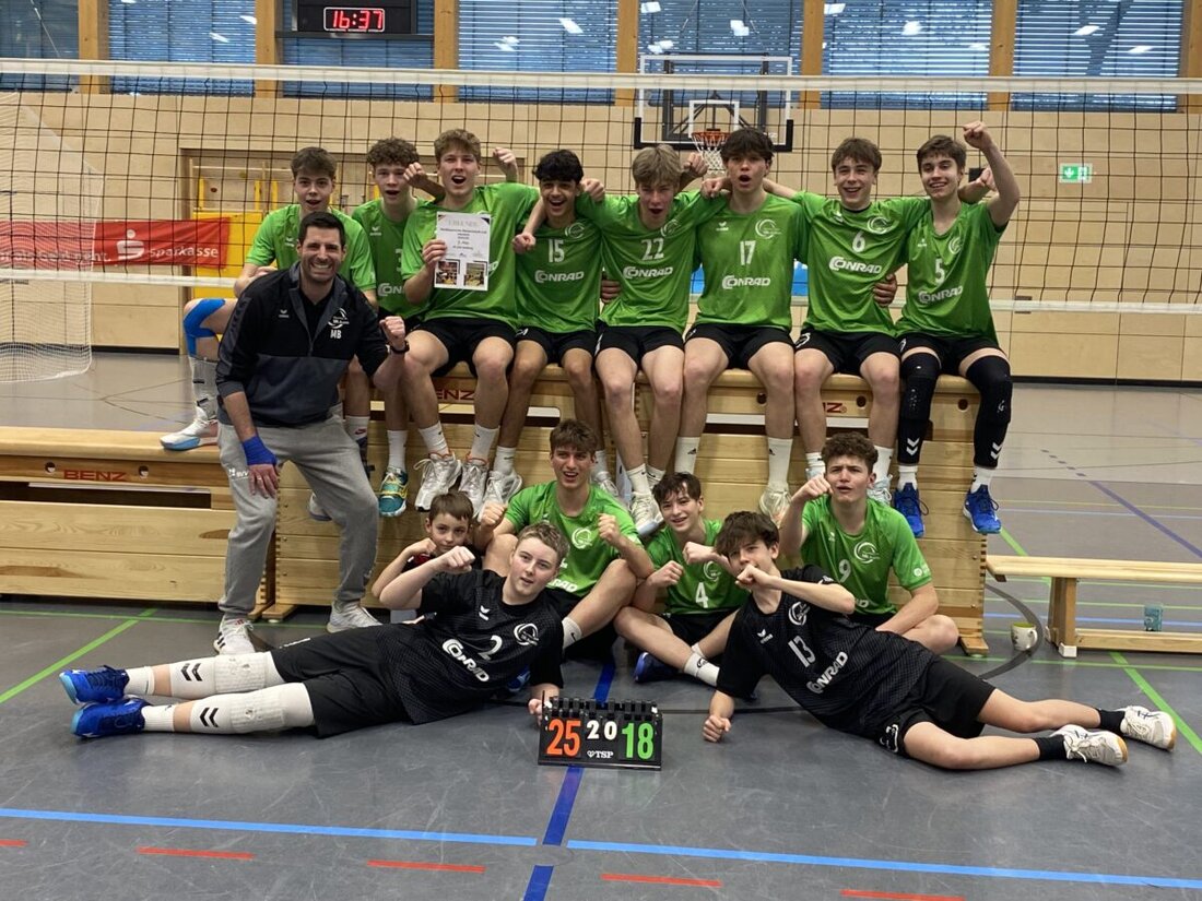 Amberg. Bei verschiedenen Volleyball-Meisterschaften hatten die Teams aus Amberg und Hahnbach mit Licht und Schatten zu kämpfen, wobei der VCDJK Amberg bei den U18-Jungs nordbayerischer Meister wurde.