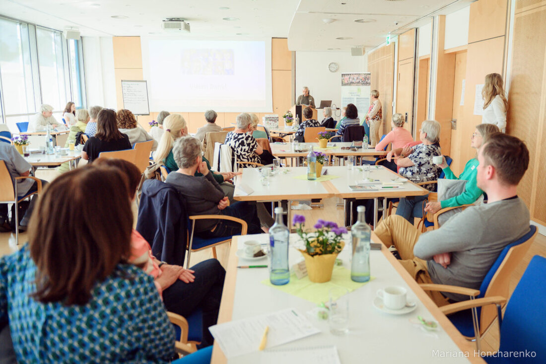 Amberg. Ehrenamtliche Lesepaten unterstützen seit 2012 an Amberger Schulen, um Kindern beim Lesenlernen zu helfen. Bei einem Treffen wurde die Bedeutung dieser Arbeit und die Fortschritte in der Leseförderung diskutiert.