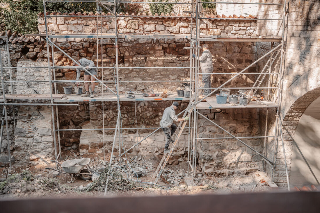Amberg. Die mittelalterliche Stadtmauer von Amberg zählt zu den am besten erhaltenen Befestigungsanlagen Europas. Aktuell finden erneut Maßnahmen zur Erhaltung statt - insbesondere im Abschnitt unterhalb der Bahnhofs-Apotheke, der sich als besonders sanierungsbedürftig herausgestellt hat. 