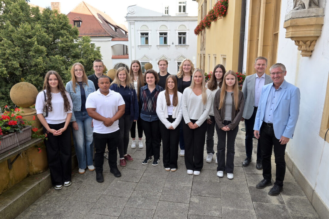 Amberg. Elf neue Auszubildende haben ihre Laufbahn bei der Stadt Amberg in Bereichen wie Verwaltungsberufe und handwerkliche Fachrichtungen begonnen. Sie wurden im Großen Rathaussaal offiziell begrüßt und nehmen an einem Einführungsprogramm teil.