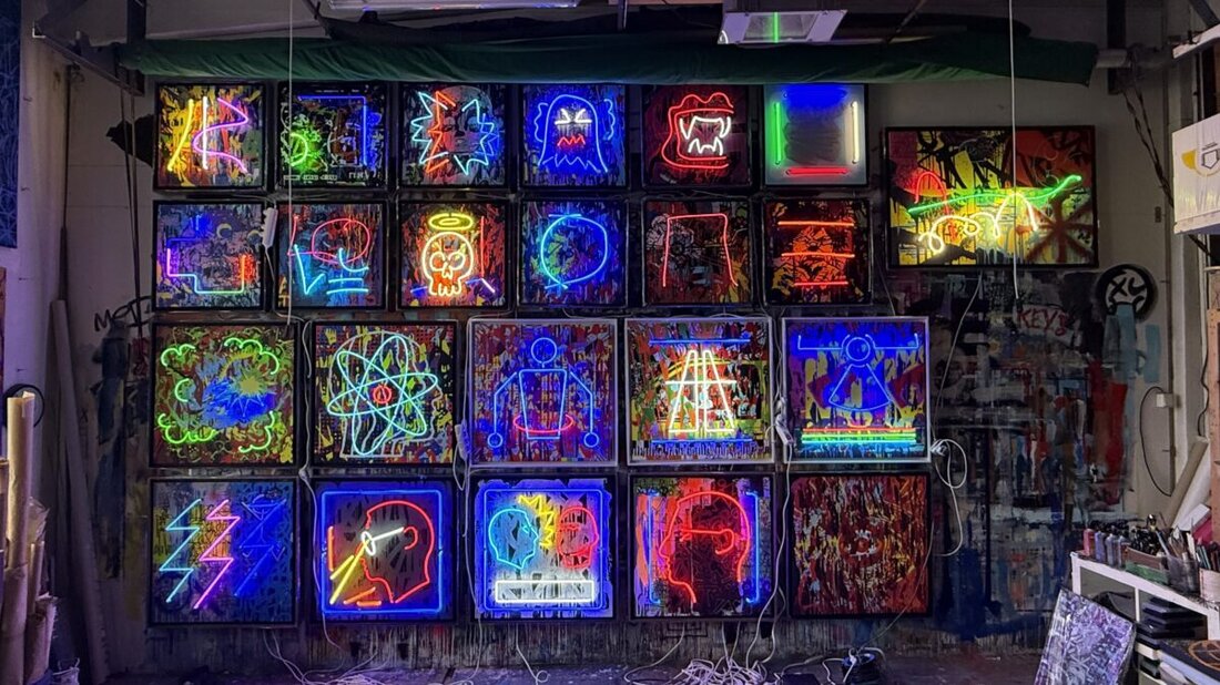 Bärnau. Die Galerie Punktum im Deutschen Knopfmuseum zeigt ab 21. Mai 2026 die Ausstellung "Ampelkreuzung / Light Interchange / Světelná křižovatka" von Michal Škapa (TRON). Vernissage ist um 18 Uhr.