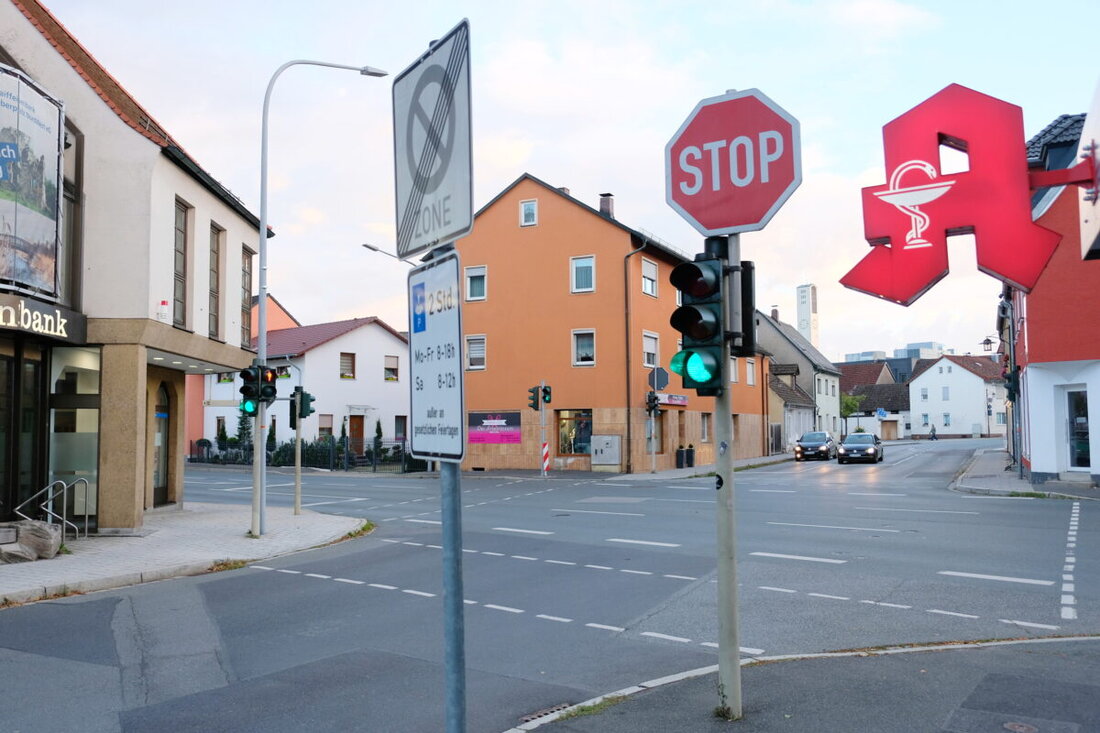 Grafenwöhr. Der barrierefreie Umbau der Ampeln an der Deyerling-Kreuzung führt vom 30. September bis voraussichtlich 14. November 2026 zur Vollsperrung auch für Fußgänger. Bürgermeister Edgar Knobloch warnt vor Behinderungen.