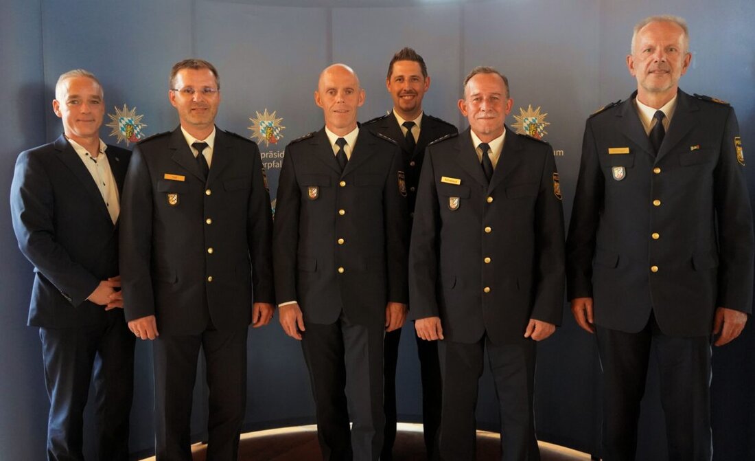 Sulzbach-Rosenberg. Polizeipräsident Thomas Schöniger leitete den Amtswechsel bei der Polizeiinspektion Sulzbach-Rosenberg und den Zentralen Einsatzdiensten Amberg am 6. Juni 2025. Michael Kernebeck übernahm die Zentralen Einsatzdienste Amberg und Tobias Plößl wurde neuer Leiter der Polizeiinspektion.