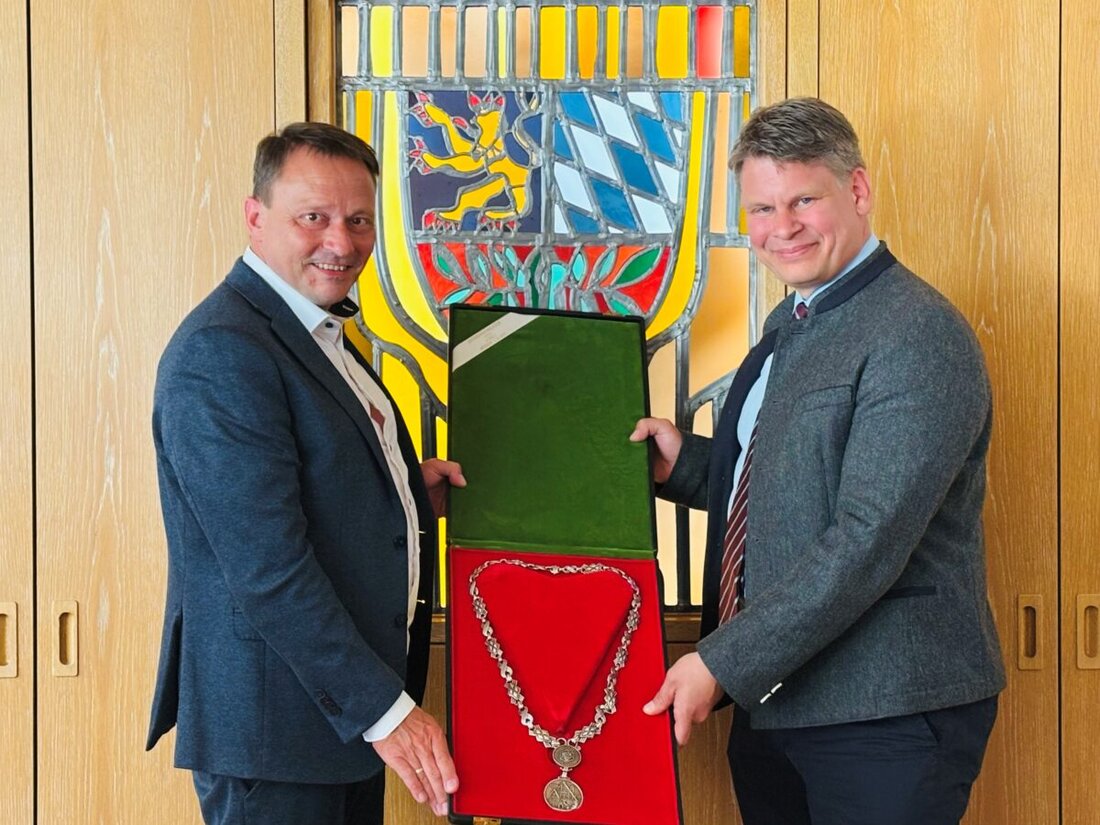 Weiden. In der Stadtspitze hat es einen Wechsel gegeben: Jens Meyer übergab am Nachmittag des 30. April 2026 die Amtskette an seinen Nachfolger, Dr. Benjamin Zeitler. Er beginnt seine Amtszeit mit Dankbarkeit und Demut.