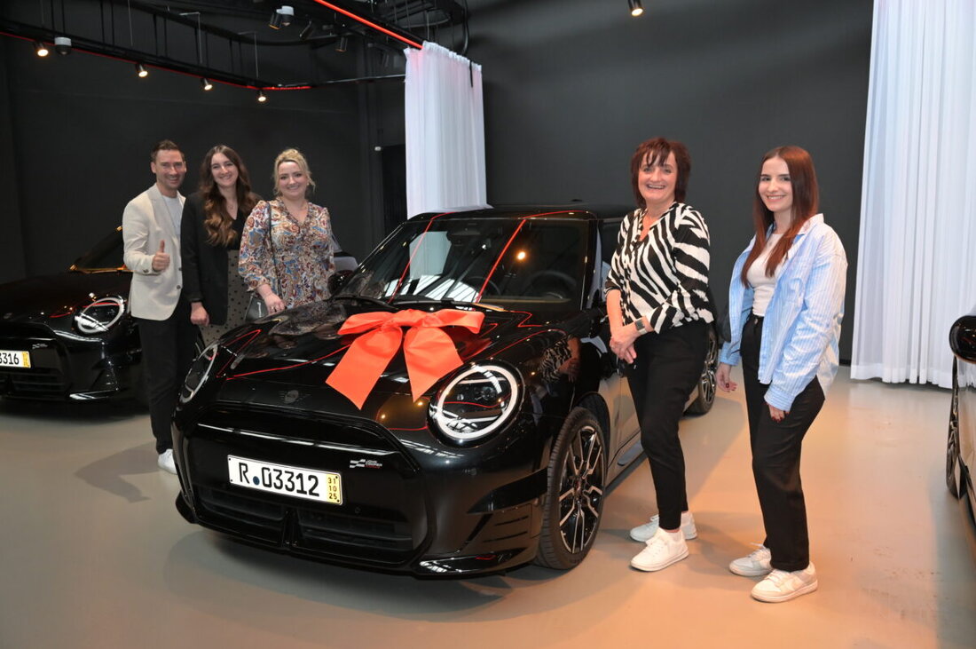 Tirschenreuth. Beim Gewinnsparen der Volksbank Raiffeisenbank Nordoberpfalz gewinnt Andrea Mack einen MINI Cooper SE im Wert von rund 40.000 Euro. Die Übergabe in München war feierlich und Teil einer Aktion mit 30 Fahrzeugen.