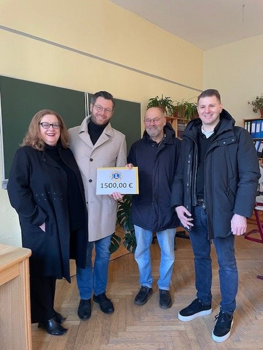 Weiden. Der Lions Club Goldene Straße spendete 1.500 Euro aus seinem Weihnachtsbaumverkauf an den Arbeitskreis Asyl, unterstützt damit rund 200 Kinder.