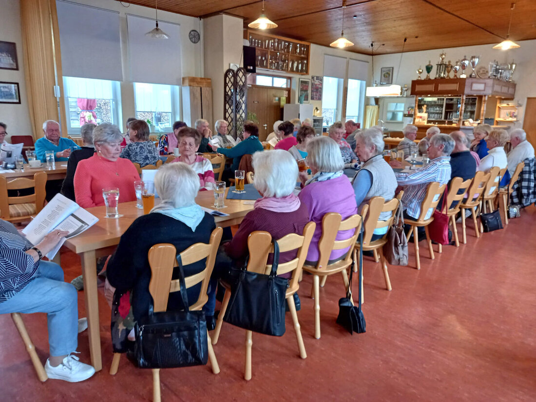 Maxhütte-Haidhof. Andreas Fischer erfreute rund 40 Seniorinnen und Senioren mit Akkordeonmusik und gemeinsamen Gesang von Volksliedern und Schlagern im FC Sportheim. Die Veranstaltung wurde vom Seniorenbeirat organisiert, Kaffee und Kuchen gab es auch.
