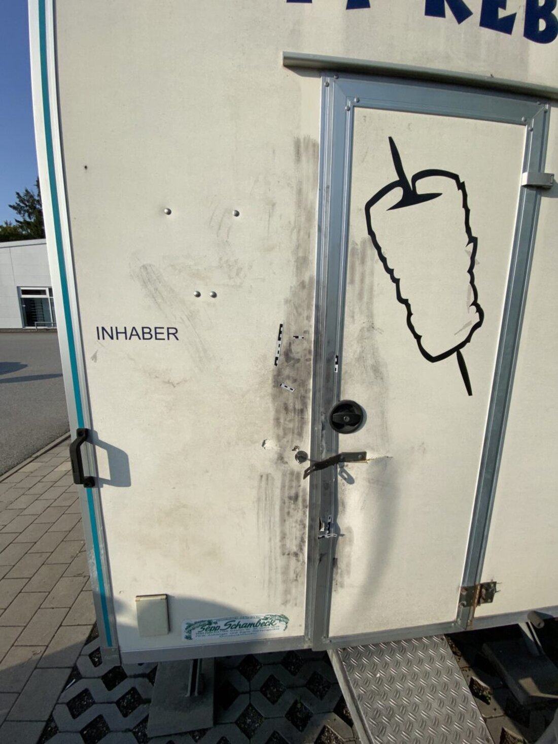 Schwandorf. In der Nacht von Dienstag auf Mittwoch wurden zwei Dönerläden und die Schwandorfer Tafel Ziel von Einbruchsversuchen. Der entstandene Sachschaden beläuft sich auf etwa 1.800 EURO.