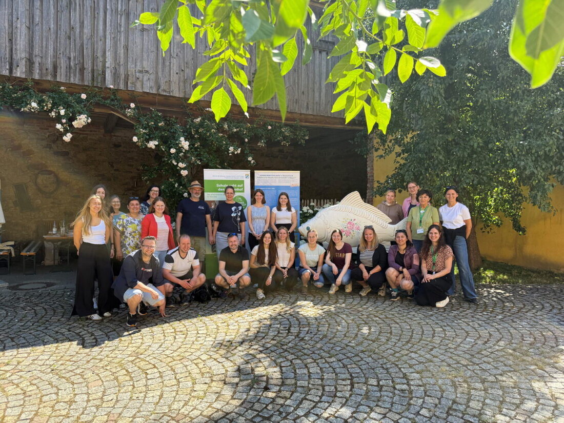 Kleinsterz. 21 angehende Grund- und Mittelschullehrkräfte tauchten am 10. Juli auf dem Fischbetrieb Beer ins Programm Erlebnisbauernhof ein und erkundeten Fischzucht, Nachhaltigkeit und Alltagskompetenzen.