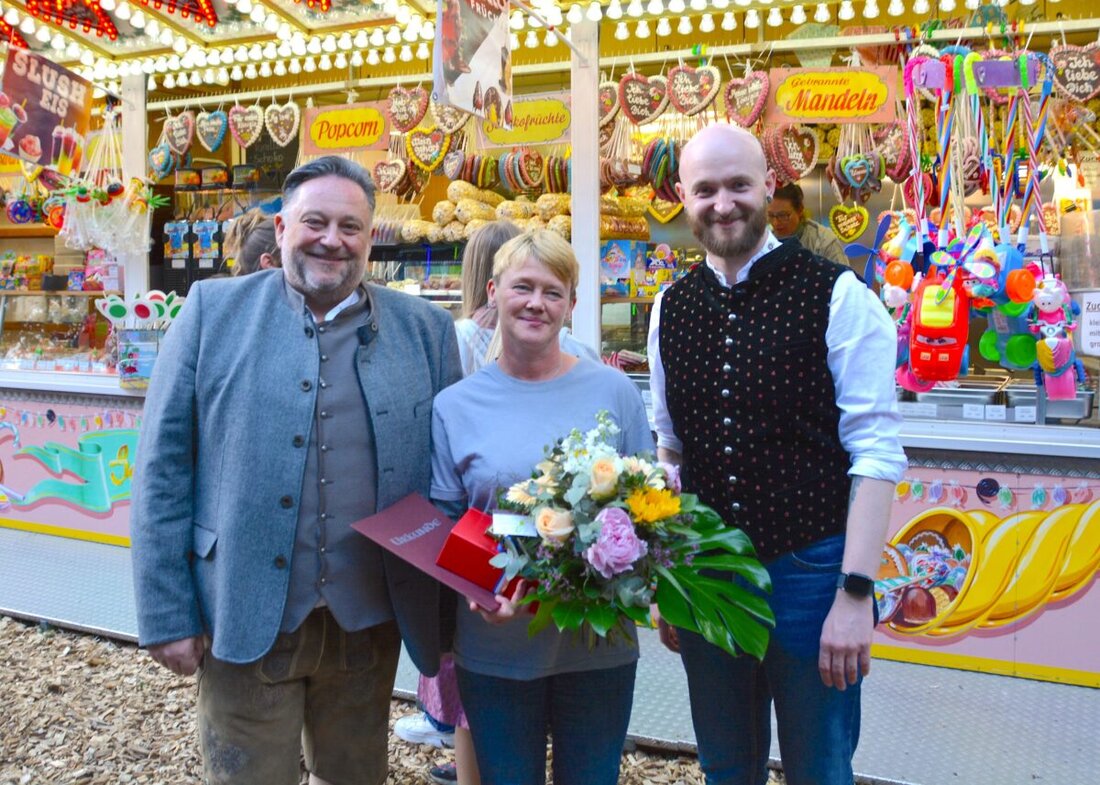 Teublitz. Angelika Fischer feiert auf dem Teublitzer Volksfest ihr 25-jähriges Jubiläum mit dem Stand „Der Süße Fischer“. Sie bietet süße Spezialitäten an und engagiert sich seit Jahren für die Organisation des Festes.