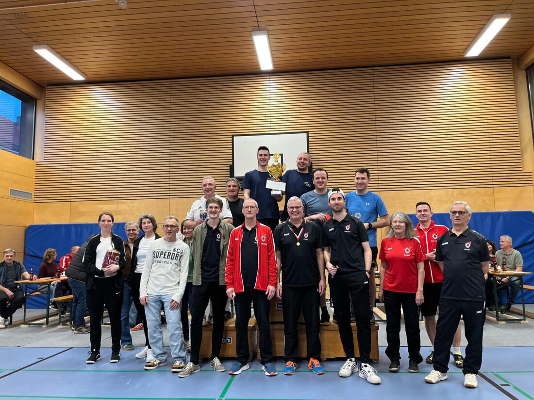 Flossenbürg. In der Turnhalle stieg die 3. Badminton-Dorfmeisterschaft mit mehr als 24 Teams. Es wurde ein generationenübergreifendes Sportfest; der Angriffstrupp siegte und spendete 150€ an die Festdamen der Feuerwehr.