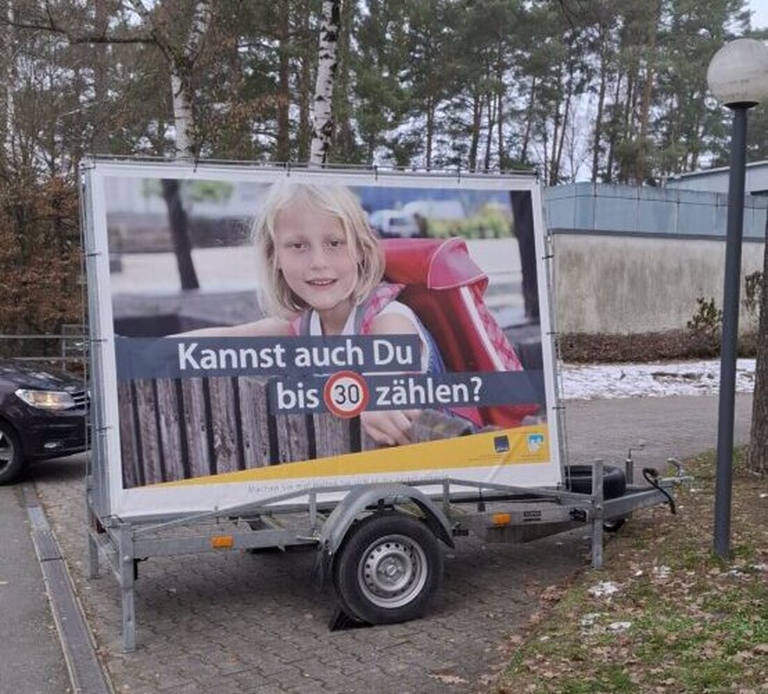 Weiden. Die Stadtverwaltung und die gemeinnützige Gesellschaft für Kriminalprävention und Verkehrssicherheit mbH (gGKVS) führen bis Anfang März 2026 eine Aktion an Grundschulen durch. Sie macht auf Tempo 30 aufmerksam.
