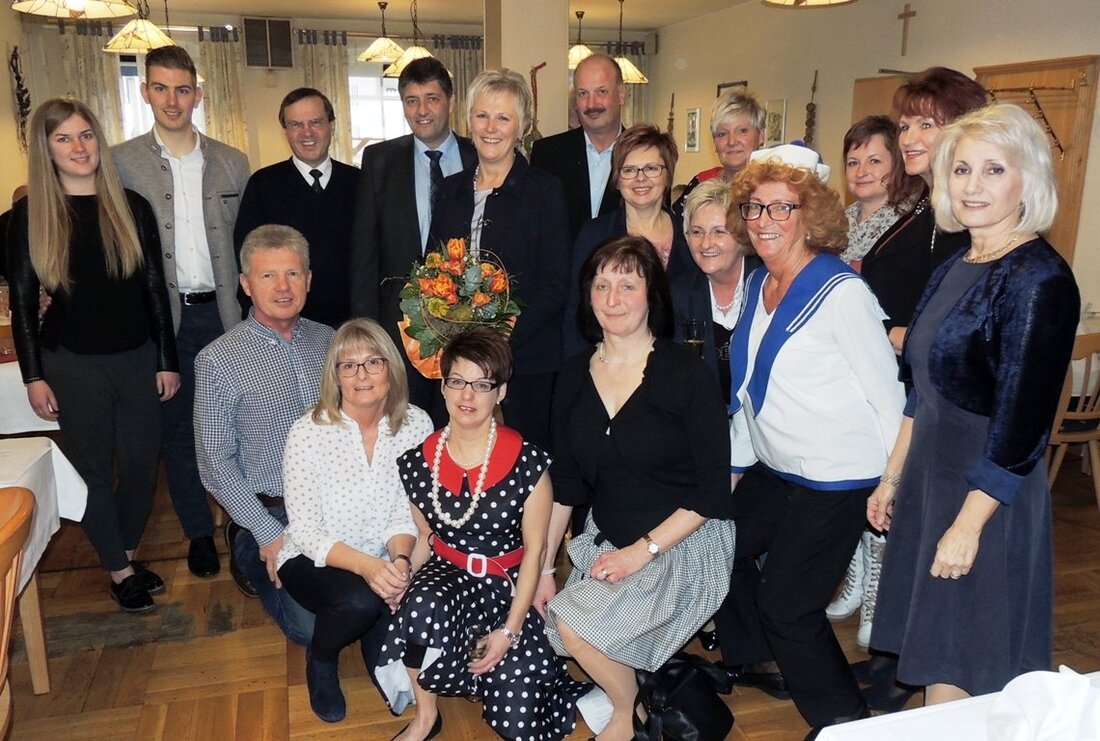 Grafenwöhr. “Schwarze Anita nur Du” so gratulierten die Frauenunion und CSU Anita Stauber zum runden Geburtstag. Familie, Verwandte, Freunde, Frauenbund, die CSU-Familie, Pfarrer Bernhard Müller und Bürgermeister Edgar Knobloch ließen [&hellip;]