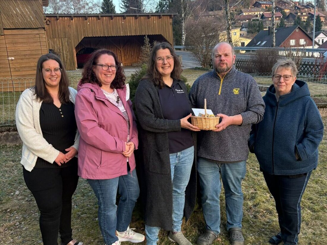 Altenhammer. Beim traditionellen Anleuchten von Thomas Egner wurde erneut großzügig gespendet. 1.200 Euro für die Helfer-vor-Ort, je 300 Euro für das Purzelvolk und die Löschzwerge der Feuerwehr.