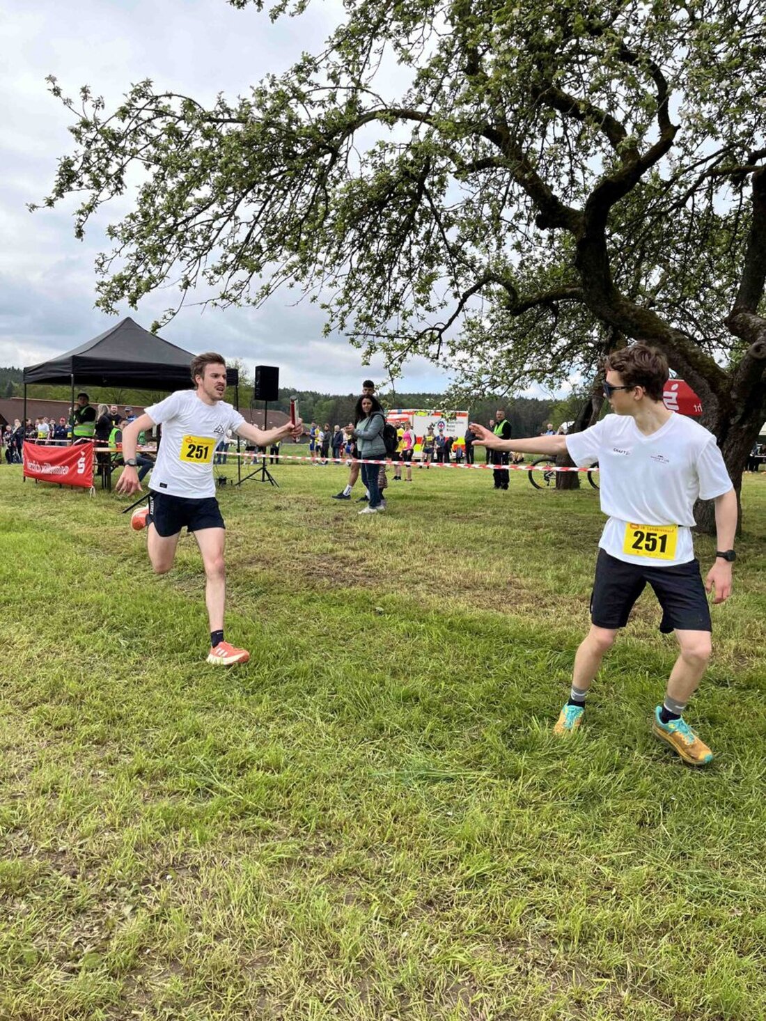 Amberg-Sulzbach. Der Landkreislauf lockt auch dieses Jahr die Massen. Im Kreis Amberg-Sulzbach stehen am Samstag 2.266 Läuferinnen und Läufer in 206 Staffeln bereit, um die elf Etappen von Kreuth nach Schwend zu bewältigen. 