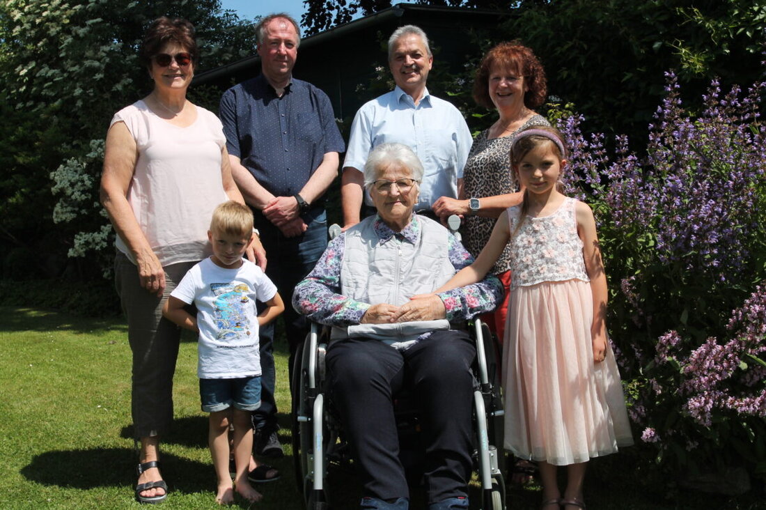 Vohenstrauß. Anna Strigl feierte im Kreis ihrer Familie den 95. Geburtstag, nachdem die Feier zum 90. wegen Corona ausfallen musste. Mit 13 Enkeln und 21 Urenkeln (22. unterwegs) wurde sie von Bürgermeister und Pfarrer geehrt.