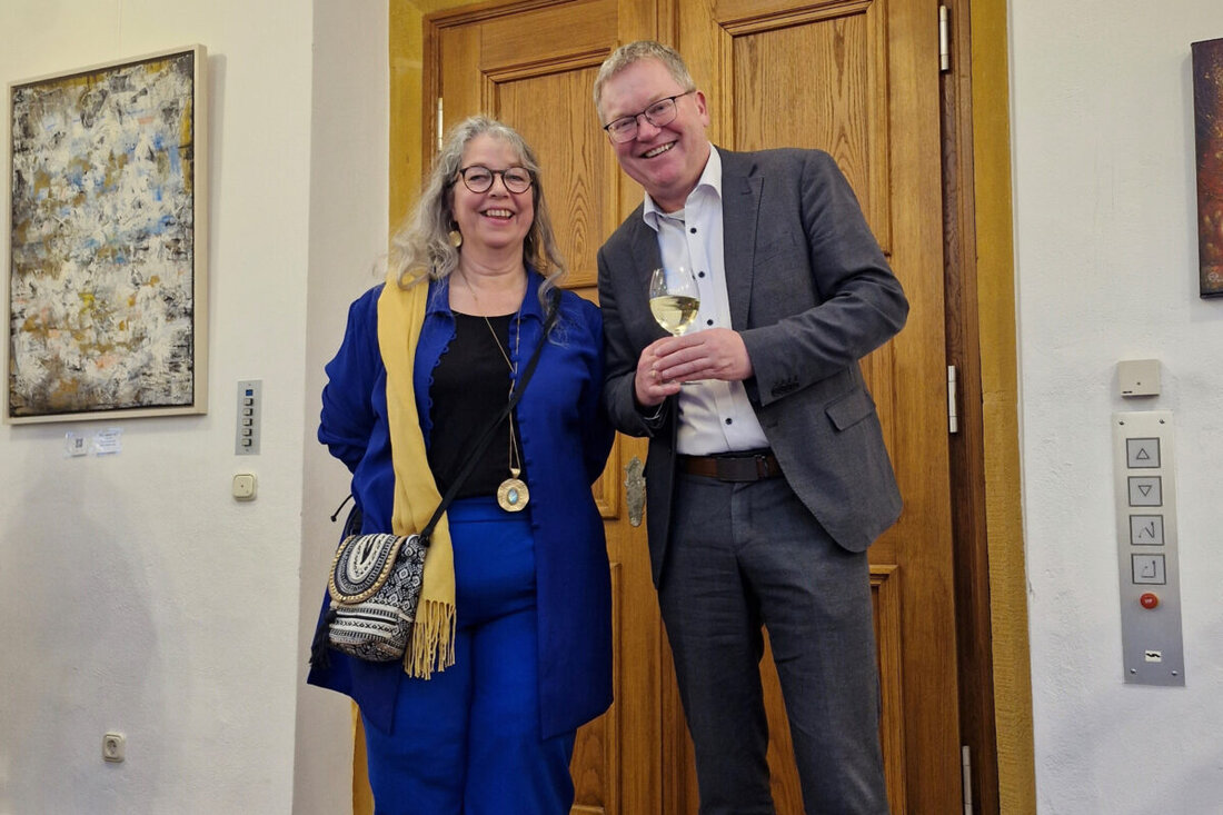 Amberg. Ausstellung "Hören – Malen – Staunen – Entdecken" von Annette Gut im Rathaussaal präsentiert kreative Werke und wird musikalisch von ihrer Tochter eröffnet. Kunstinteressierte können die Ausstellung während der regulären Öffnungszeiten des Rathauses besuchen.