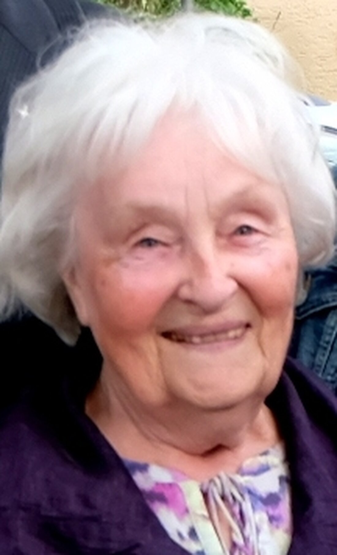 Anni Witzl feierte in Floß ihren 85. Geburtstag mit viel geistiger Frische und umgeben von ihrer Familie. Sie ist tief im Theater und in der Kleintierzucht engagiert und wurde für ihr Engagement geehrt.