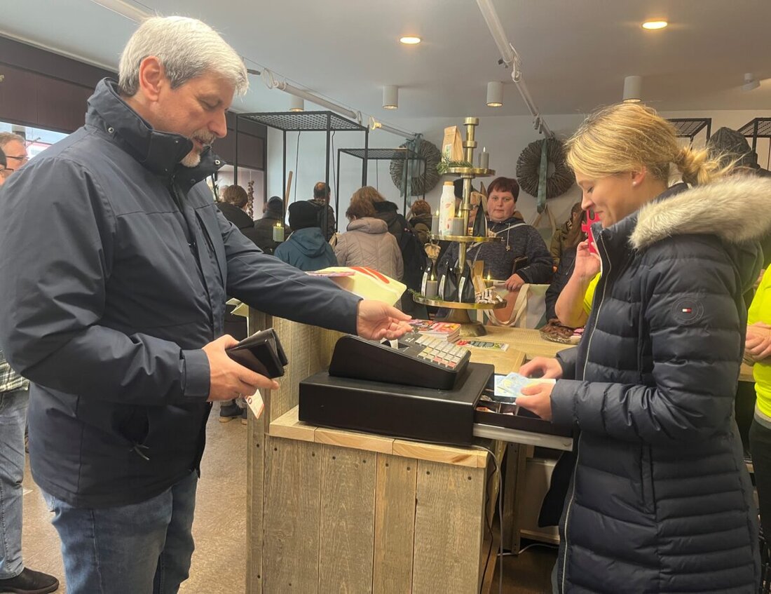 Furth im Wald. Schon vor dem offiziellen Start stürmten viele Neugierige den neuen Laden der Landesgartenschau am Stadtplatz 18. Bürgermeister Sandro Bauer kaufte die erste Tasche und eine Broschüre.