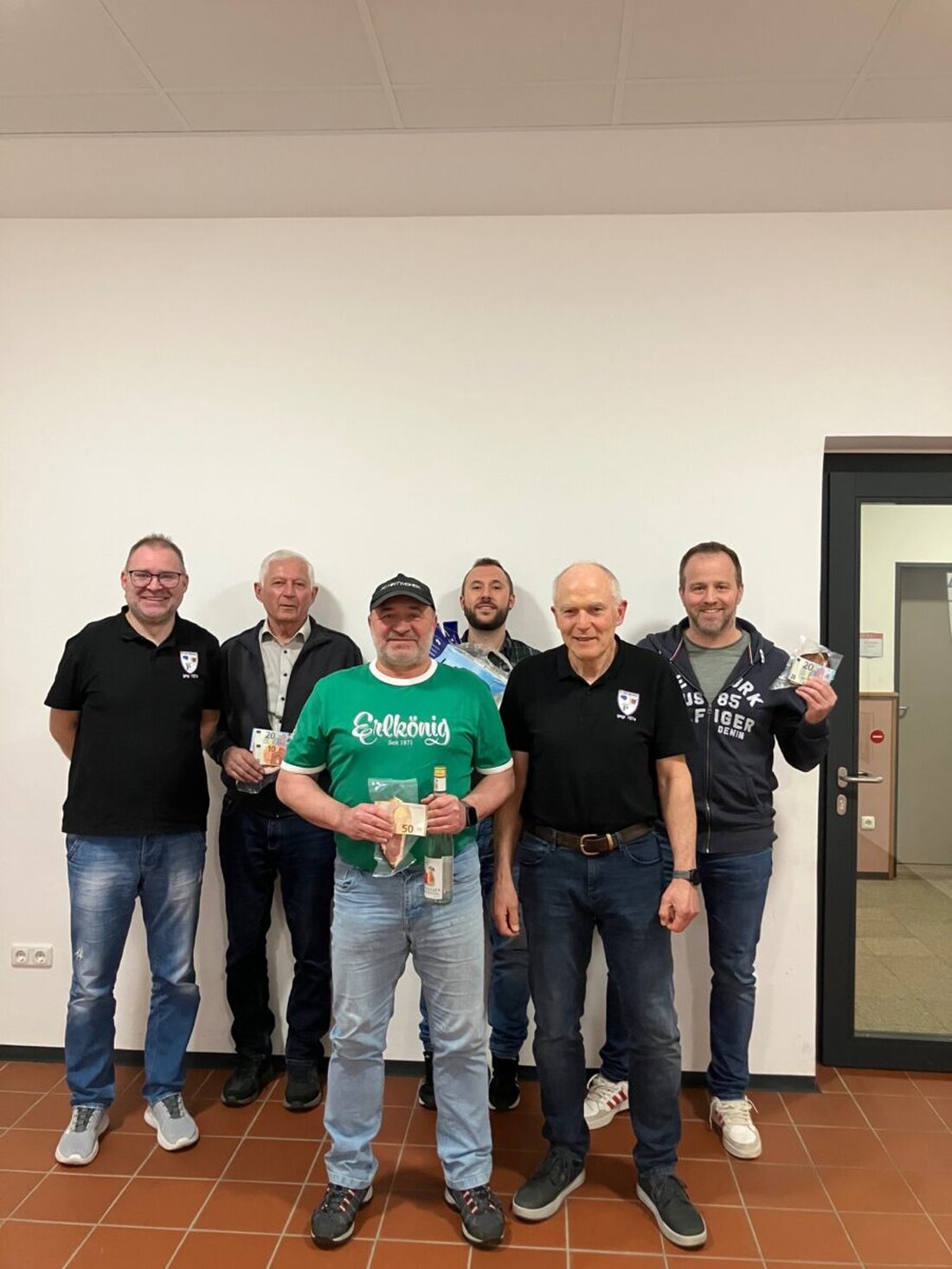 Pressath. Beim traditionellen Preisschafkopf des FC Hirtweiher traten 28 Herren an, alle sieben Tische waren besetzt. Am Ende gewann Anton Keilwerth mit genau 100 Punkten und freute sich über 50 Euro, Obstler und Geräuchertes.