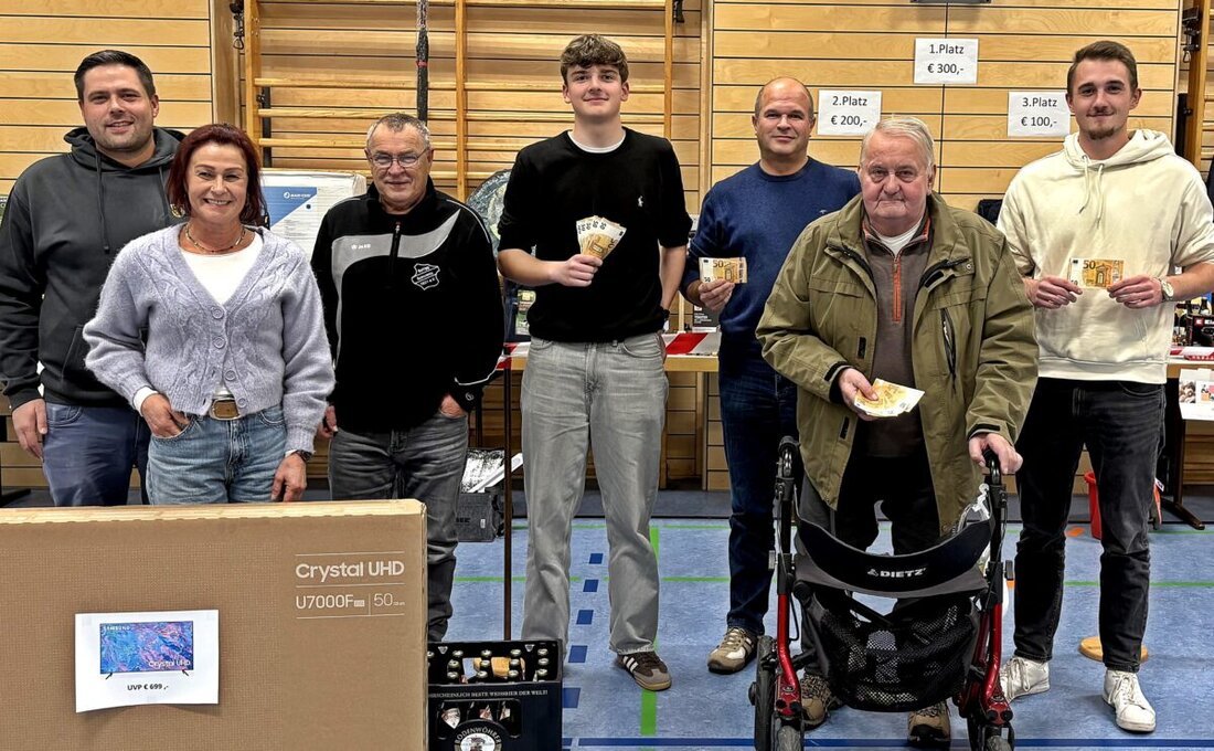 Luhe. Beim Preisschafkopf des FC Luhe Markt füllten 132 Kartler die Schulturnhalle und kämpften an 33 Tischen um Punkte. Sieger Anton Miedl gewann 300 Euro, die Tombola lockte mit einem Fernseher im Wert von 699 Euro.