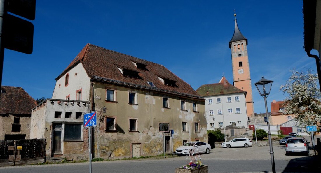 Floß. In der Vohenstraußer Straße wird das denkmalgeschützte Anwesen Engelhardschmied, dessen Hausname aus 1838 stammt, restauriert. Bis zum Herbst sind Verkehrseinschränkungen am Luitpoldplatz zu erwarten.