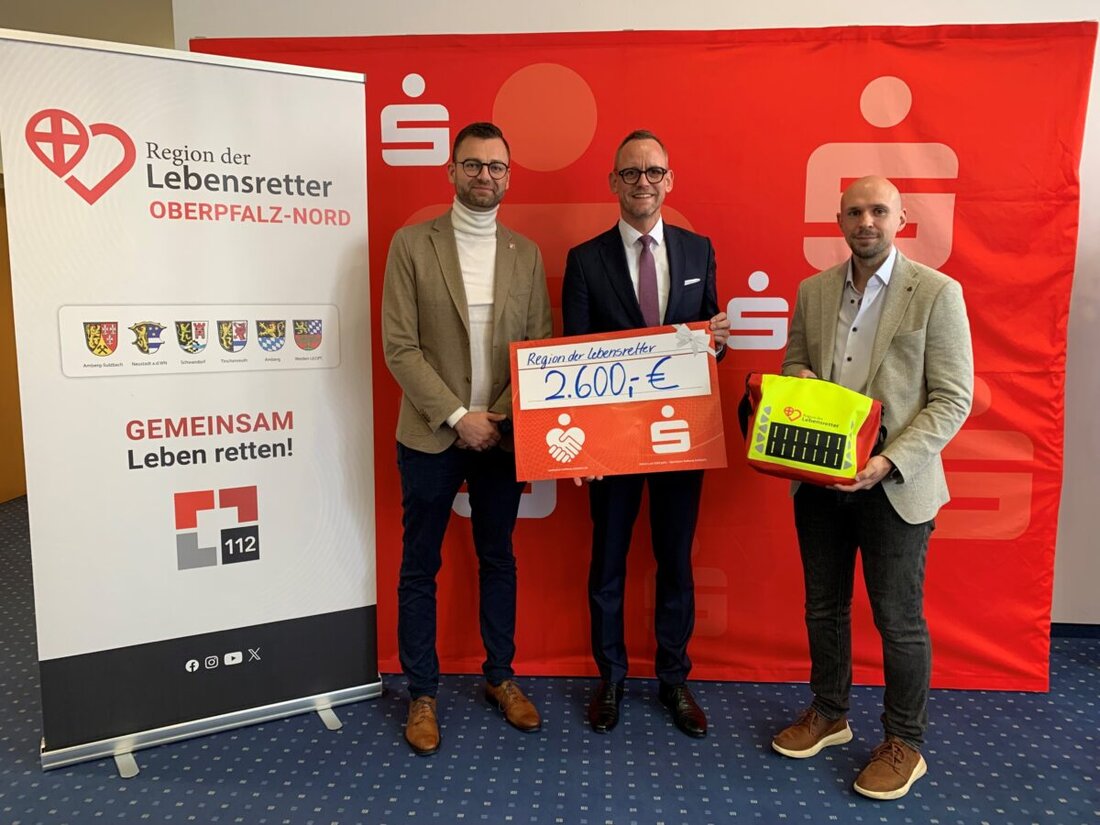 Amberg-Sulzbach. Jede Sekunde zählt. Die Sparkasse zeigt einmal mehr ihr soziales Engagement und fördert mit einer Spende von 2.600 Euro das Projekt „Region der Lebensretter“ im Bereich der Integrierten Leitstelle Oberpfalz-Nord.