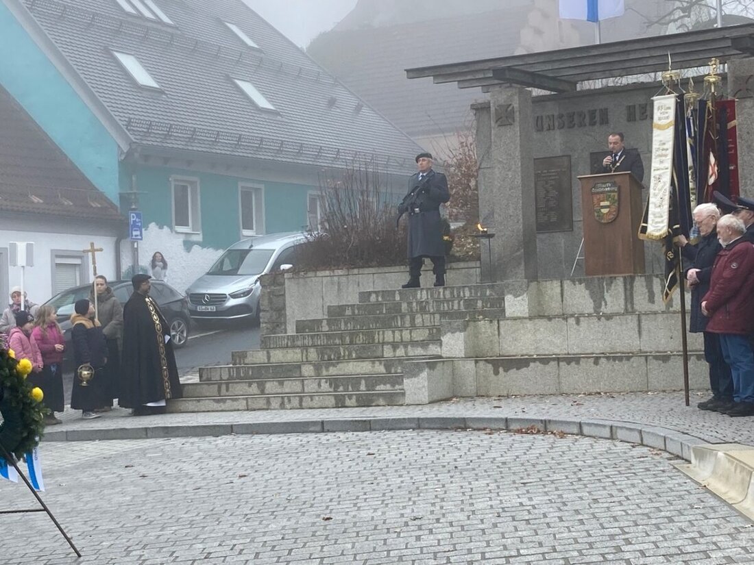 Leuchtenberg. Am Volkstrauertag mahnt Bürgermeister Anton Kappl am Mahnmal zur Besinnung: Gewissheiten bröckeln, Konflikte wachsen, Frieden ist gefährdet. Er ruft zum Einsatz gegen Hass und legt zum Gedenken einen Kranz nieder.