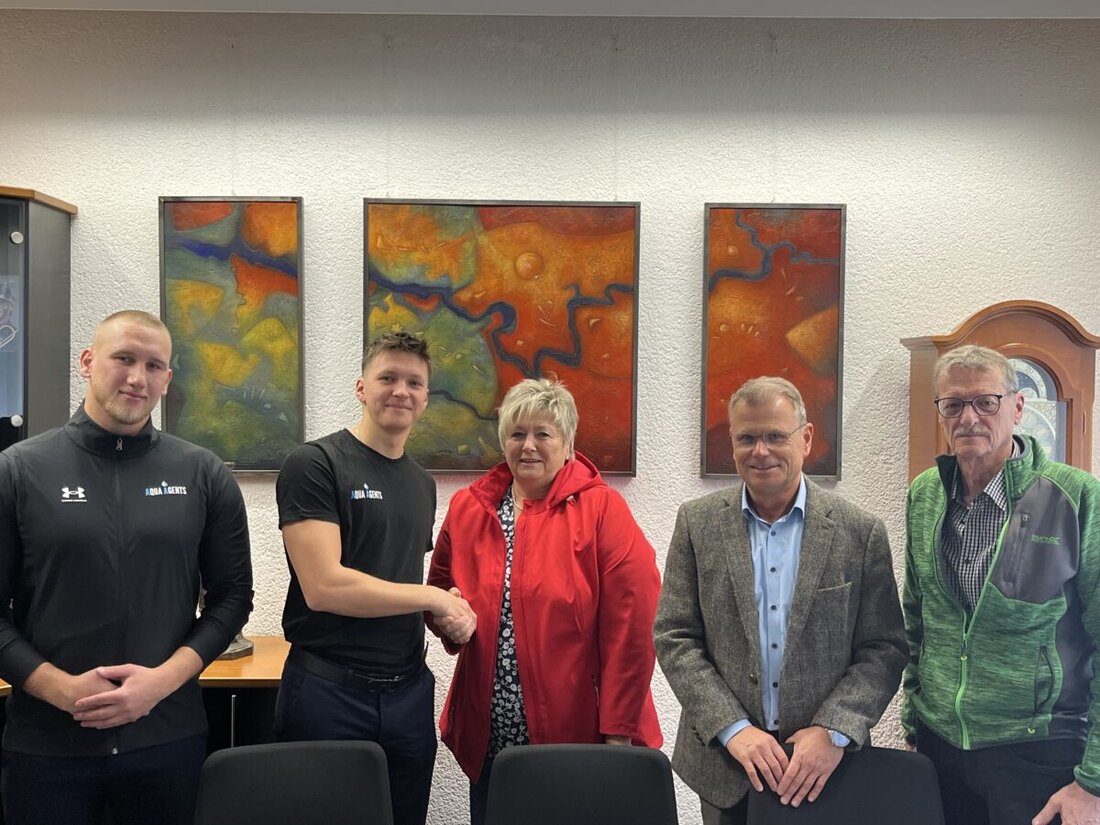 Windischeschenbach. Aqua Agent’s aus Dingolfing spendete 5.000 Euro an den Förderverein des Freibads und half mit Fachkräften, den Betrieb im Sommer 2025 ganztägig zu sichern. Bürgermeister und Verein danken für die Unterstützung.