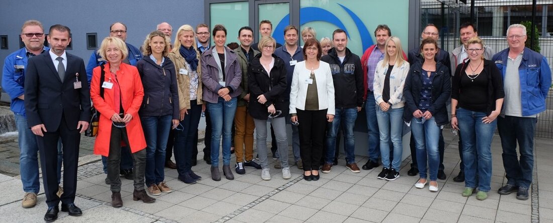 Tirschenreuth/Mitterteich. Mit weltweit über 15.000 Mitarbeiterinnen und Mitarbeitern und einer sehr speziellen Produktpalette beeindruckte das Unternehmen Schott AG in Mitterteich die Arbeitsagentur Tirschenreuth. 20 Kolleginnen und Kollegen der Arbeitsverwaltung verschafften sich [&hellip;]