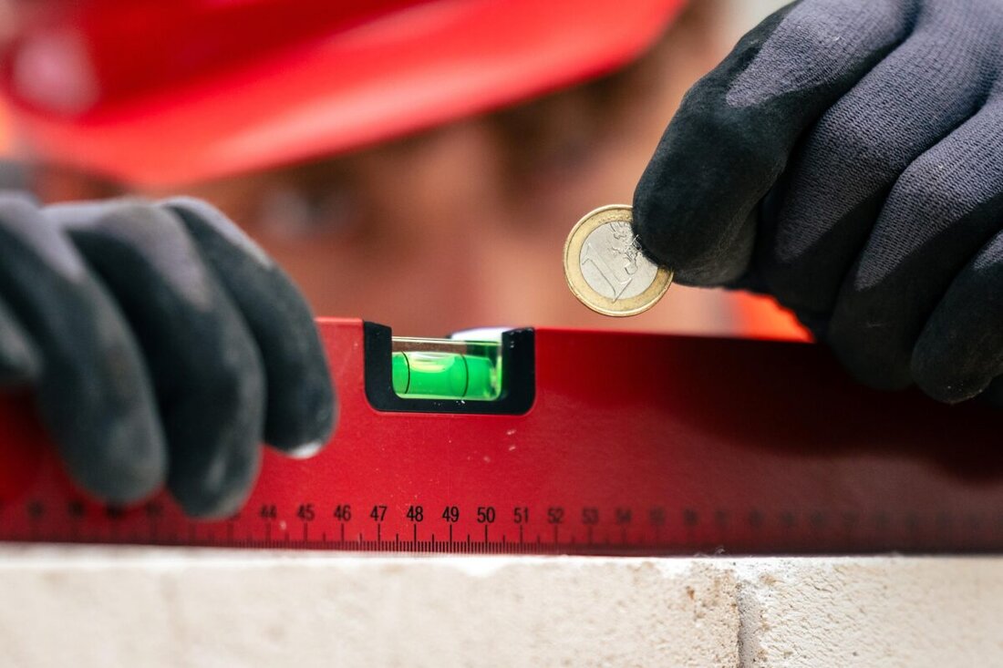 Weiden. Herbstbelebung am Arbeitsmarkt: Im Oktober 2025 sinkt die Arbeitslosigkeit im Bezirk Weiden, Neustadt/WN und Tirschenreuth auf vier Prozent bei 4.855 Menschen. Betriebe bleiben vorsichtig, der Stellenmarkt kühlt ab.