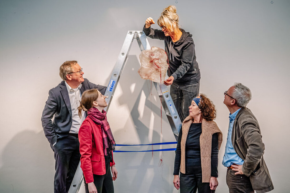 Amberg. Die Stadtgalerie zeigt die Installation Ariadne von Hanna Regina Uber, die das Labyrinth des Lebens erfahrbar macht. Vernissage ist am 29. Januar, musikalisch begleitet von Alex Dorsch auf seinem selbstgebauten Stahlcello.