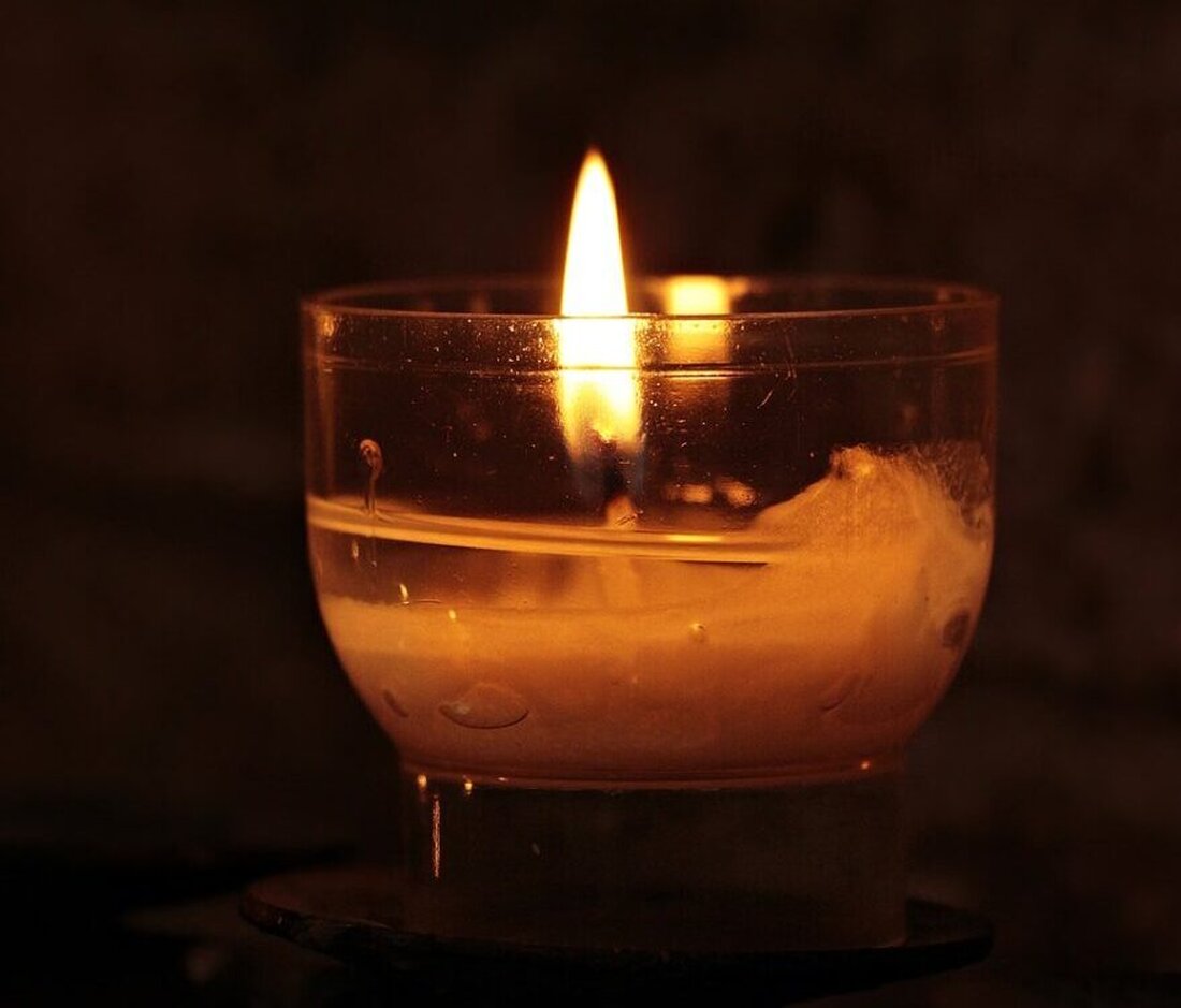 Lerau. Anton Kick, der nach langer Krankheit am 13. Februar starb, wurde letzte Woche neben seiner Frau im Familiengrab beigesetzt. Er hinterlässt einen tiefen Fußabdruck in seiner Gemeinschaft, betont durch sein Engagement in Gesang, Feuerwehr und anderen lokalen Organisationen.