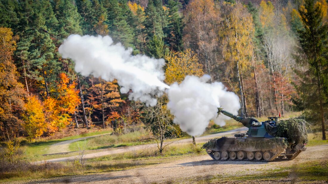 Grafenwöhr. Das Panzerartilleriebataillon 375 übt mit der Panzerhaubitze 2.000 scharf auf dem Truppenübungsplatz. Märsche und Infanterie kommen hinzu, begleitet von 30 Teilnehmenden der Discovery Days.