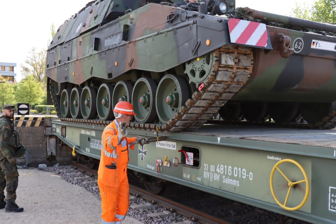 Weiden. Am Güterbahnhof übt das Panzerartilleriebataillon 375 die Bahnverladung von schwerem Gerät mit der Deutschen Bahn. Die Ausbildung stärkt Logistik, Mobilität und Einsatzbereitschaft in der Zeitenwende und bei Verlegungen.