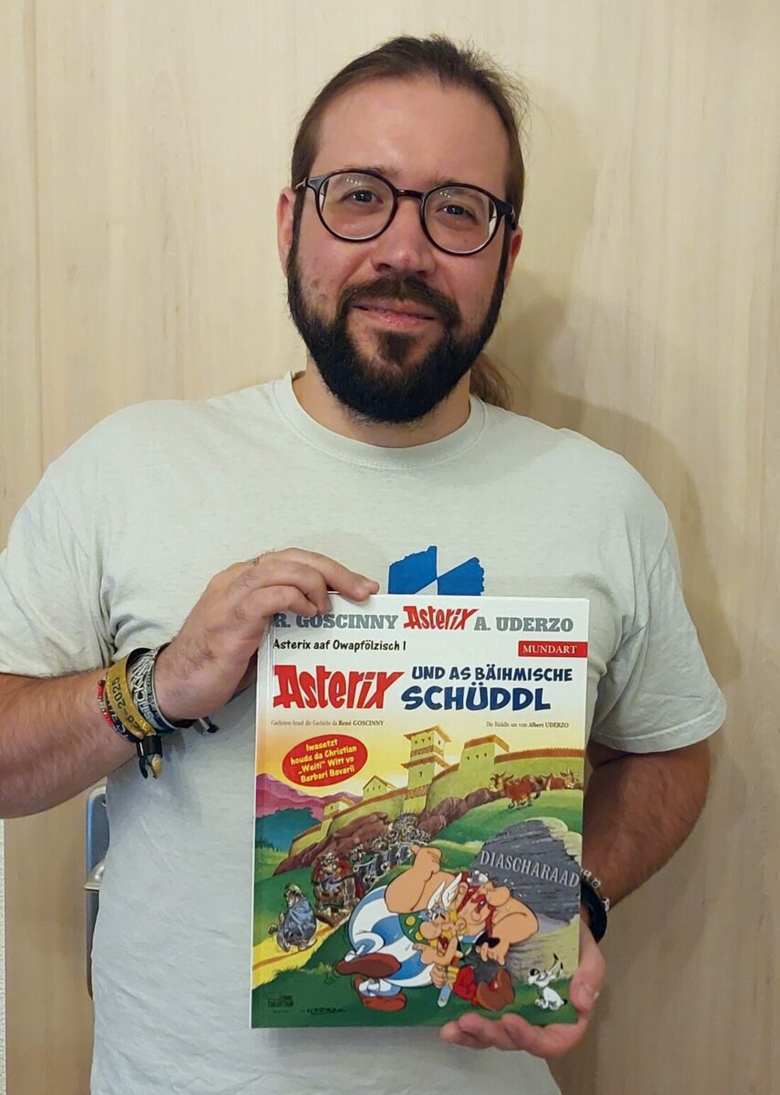 Weiden. Asterix erscheint erstmals auf Oberpfälzisch, übersetzt von Christian Witt, ab dem 9. September 2025 im Handel. Signiert wird am 19. September in Regensburg und am 20. September in Weiden.