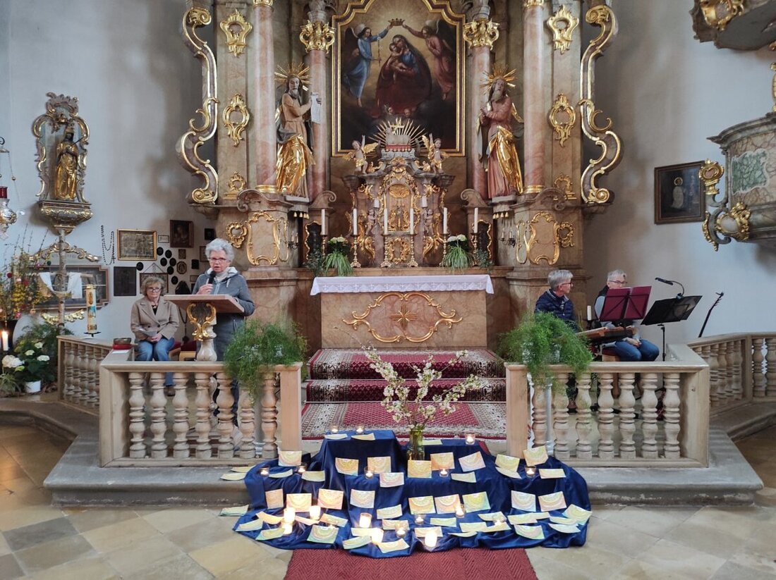 Mantel. In der Moritzkirche schenkte die Atempause für die Seele unter dem Motto „Ein freundliches Wort“ Trost und Mut. Duo Raureif spielte; Rita Bayer und Gerti Münch lasen; 100 € gingen an den Förderverein St. Moritz.