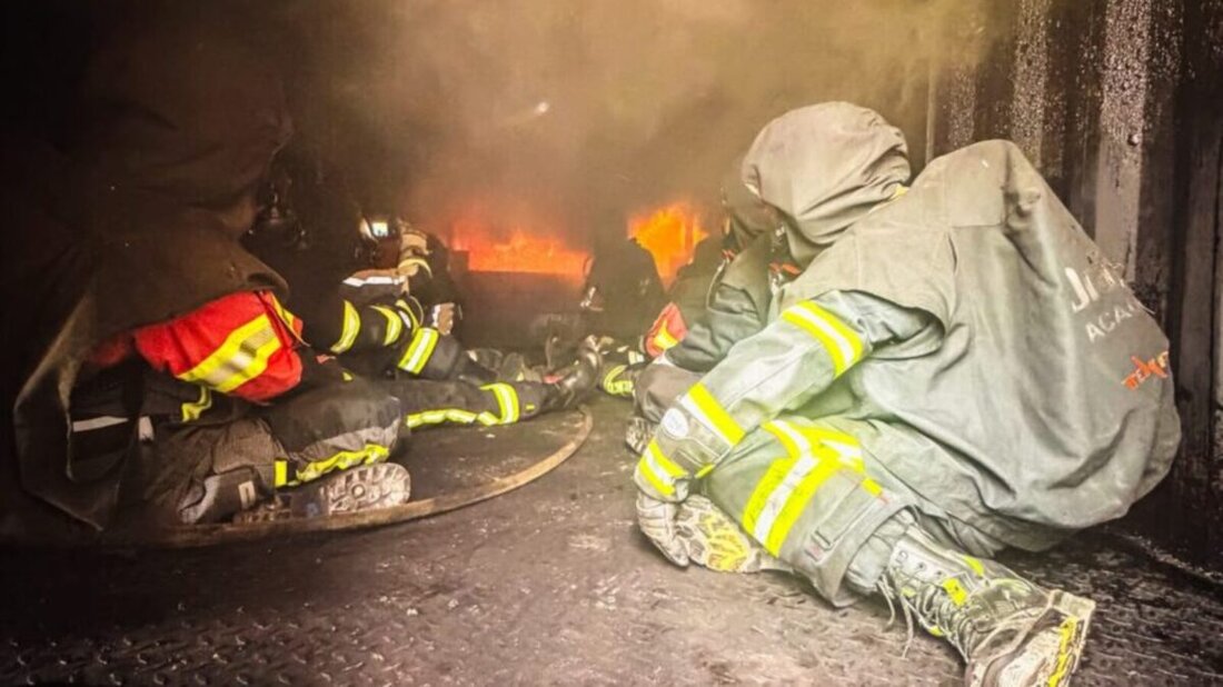 Schwarzenfeld. In der mobilen Brandübungsanlage trainierten Atemschutzkräfte aus dem Landkreis Schwandorf vom 13. bis 16. Oktober 2026 realitätsnah mit Hitze und Rauch für den Einsatz. Ziel war es, sicher im Trupp zu agieren.
