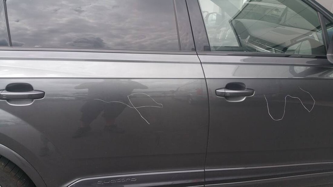 Weiden. Die Polizei sucht einen unbekannten Täter, der gestern einen Audi in der Fußgängerzone verkratzt hat. Zwischen 16.35 Uhr und 17.25 Uhr parkte gestern ein dunkler Audi SQ7 an einer Baustelle [&hellip;]