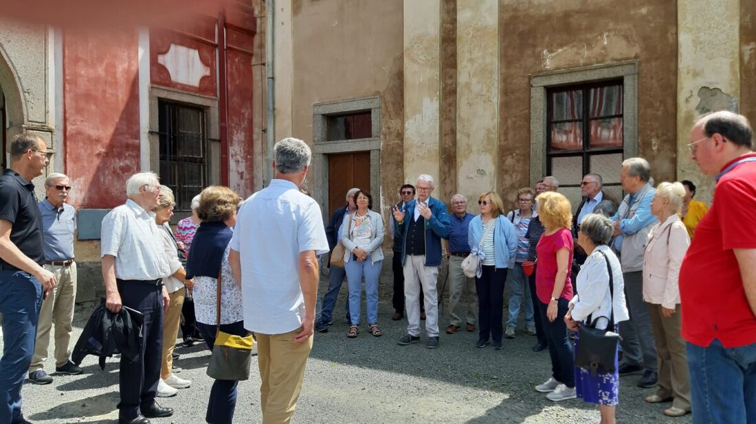Eine Kulturreise unter Leitung des Böhmen-Experten Rainer Christoph führte zu bedeutenden Kulturdenkmälern entlang der historischen "Verbotenen Straße" nach Böhmen. Besichtigt wurden u.a. Burg und Schloss in Bor sowie das Benediktinerstift Kladruby/Kladrau, highlighting die enge Verbindung und kulturelle Geschichte der Region.