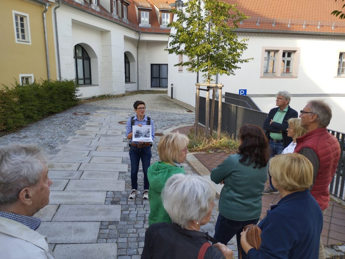 Waldsassen. Für den dritten Stammtisch des InitiAKTIVKreises Tirschenreuth e.V. wurde Waldsassen als Ziel ausgewählt. Im Fokus stand das Wirken der Zisterzienser in der Region seit der Gründung des Klosters in Waldsassen im Jahr 1133. Empfangen wurde die Gruppe von Martina Zanner der Projektmanagerin „Europäisches Kulturerbe-Siegel Stiftland“.