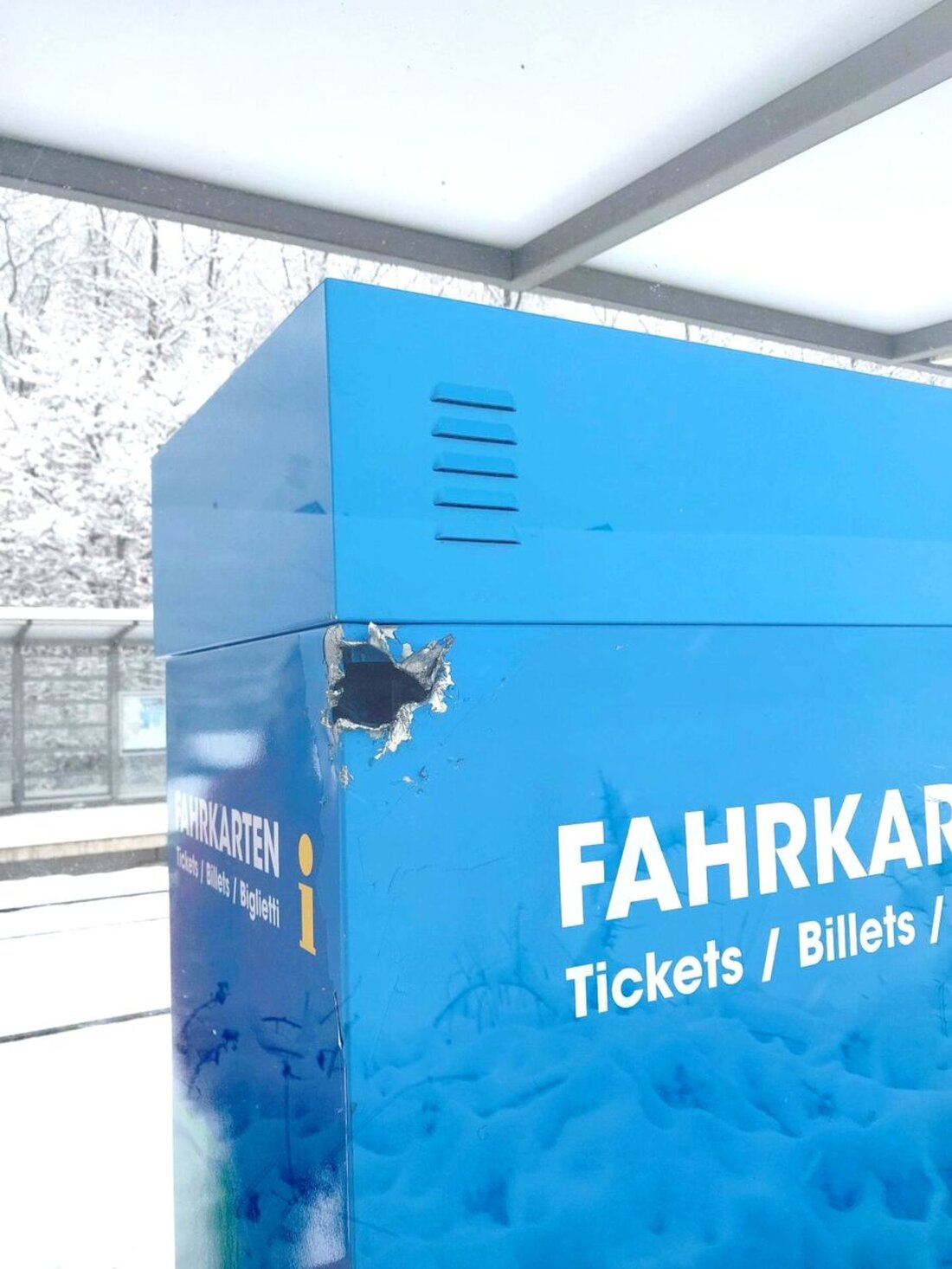 Altenstadt an der Waldnaab. Unbekannte versuchten in der Nacht zum Sonntag, 25. Januar 2026, am DB-Haltepunkt einen Fahrausweisautomaten aufzubrechen. Der Automat ist defekt, Schaden etwa 20.000 Euro; die Bundespolizei ermittelt.