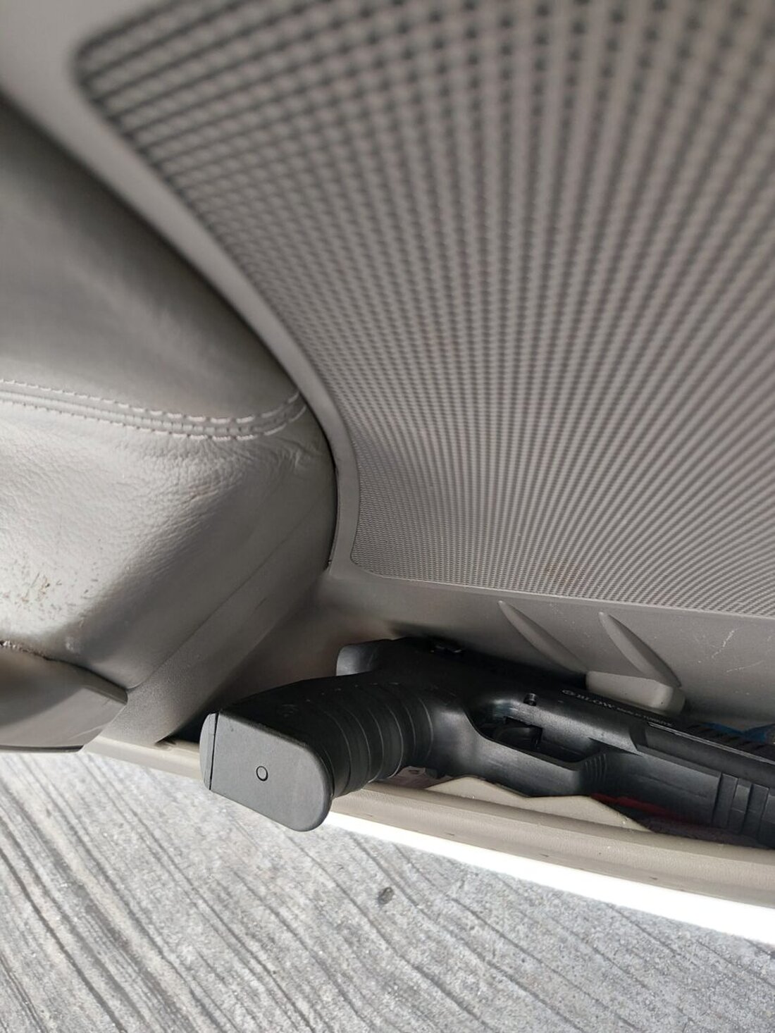 Waidhaus. Bundespolizei vollstreckt an Autobahn A6 fünf Haftbefehle in einem Tag, Festgenommene vermeiden Haft durch Zahlung. Zusätzlich konfiszierten Beamte 25g Marihuana, Waffen und leiteten Strafanzeigen ein.