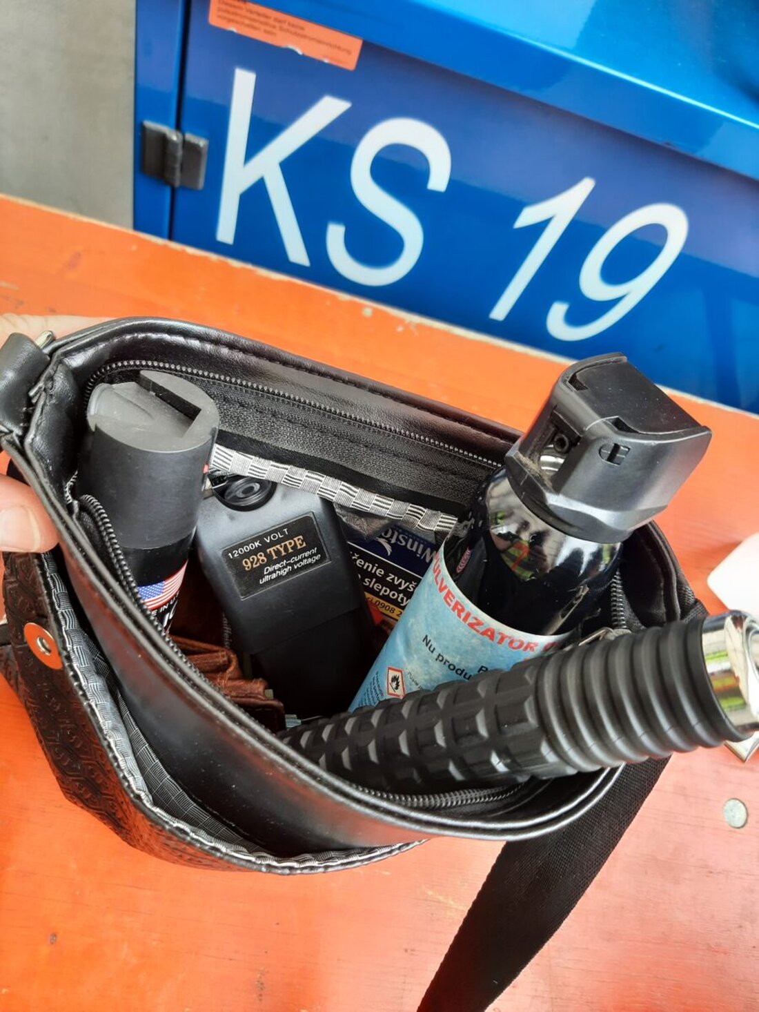 Waidhaus. Die Bundespolizeiinspektion Waidhaus meldet mehrere Fahndungstreffer und Festnahmen bei Grenzkontrollen zur Tschechischen Republik, unter anderem wegen Trunkenheit im Verkehr und Geldwäsche. Es wurden zudem verbotene Waffen sichergestellt und sieben Personen an der Einreise gehindert.