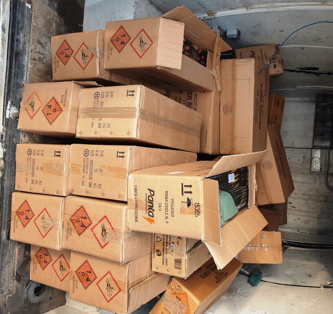 Waidhaus. Mehr als eine Tonne illegaler Pyrotechnik beschlagnahmten Fahnder der Bundespolizeiinspektion Waidhaus am Donnerstagabend bei einem Franzosen und einem Russen. Die Beamten hatten einen Transporter mit französischem Kennzeichen auf dem [&hellip;]